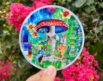 Könnte beinhalten: Ein runder, holografischer Aufkleber mit einem lebendigen Pilzdesign mit rotem Hut und weißen Punkten. Der Aufkleber enthält den Text "Grow with the flow" und eine surreale Illustration einer Figur, Blumen und Schmetterlingen.