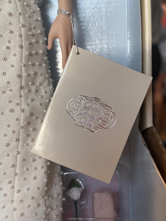 フランクリン・ミント製ダイアナ妃の磁器人形、象徴的なパールドレス