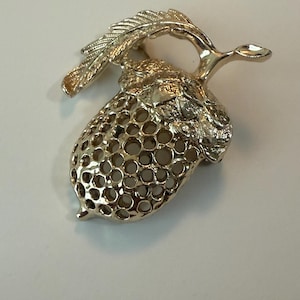 Acorn and Leaf  brooch by Sarah Coventry in Goldtone 2”