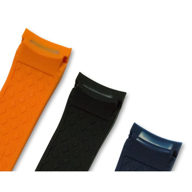 Puede incluir: Tres correas de reloj en naranja, negro y azul marino. Cada correa tiene un patr&oacute;n de diamantes texturizado y un dise&ntilde;o curvo. Las correas est&aacute;n hechas de un material flexible y est&aacute;n dise&ntilde;adas para sujetarse a una caja de reloj.