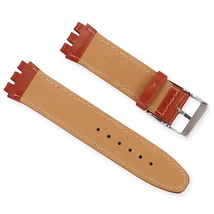 K&ouml;nnte beinhalten: Ein braunes Lederarmband mit einer silbernen Schlie&szlig;e. Das Armband hat ein strukturiertes Design und ist f&uuml;r eine Uhr mit einer Bandansto&szlig;breite von 18 mm ausgelegt.