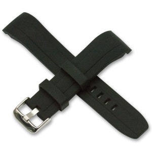 Puede incluir: Correa de reloj negra con hebilla plateada. La correa est&aacute; hecha de un material flexible y tiene varios orificios de ajuste. La correa est&aacute; dise&ntilde;ada para ser duradera y c&oacute;moda para el uso diario.