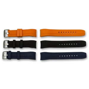 Puede incluir: Correas de reloj en naranja, negro y azul marino. Cada correa se muestra con una hebilla plateada y un segmento de correa a juego. Las correas est&aacute;n hechas de un material flexible, y la correa naranja tiene una superficie texturizada.