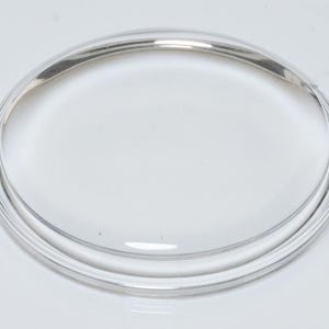 Pode incluir: Um cristal de relógio de vidro transparente com uma borda chanfrada.