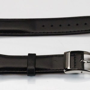 K&ouml;nnte beinhalten: Schwarzes Lederarmband mit silberner Schlie&szlig;e. Das Armband hat ein einzigartiges Design mit einer Reihe kleiner, rechteckiger Ausschnitte an den R&auml;ndern.