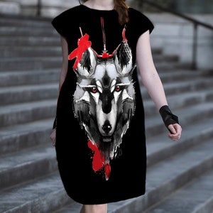 Schwarzes Kleid mit schwarzer und roter Wolfszeichnung gedruckt