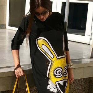 Abito tunica in cotone nero dipinto a mano: disegno coniglio giallo