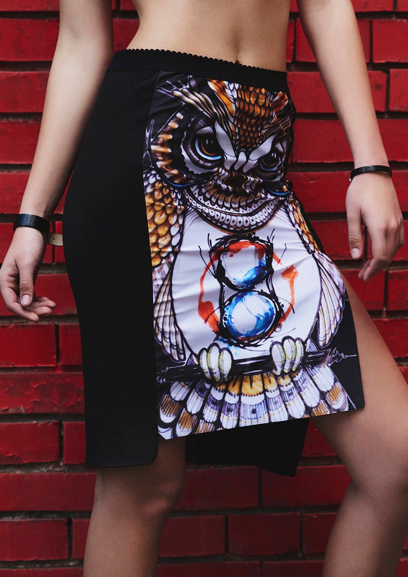 Peut inclure: Une jupe noire avec un imprim&eacute; de hibou blanc. Le hibou tient un pinceau et une palette de peinture. La jupe a une fente sur le c&ocirc;t&eacute;.