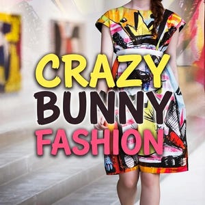 Może przedstawiać: Kobieta w kolorowej sukience we wzory z napisem "CRAZY BUNNY FASHION". Sukienka ma wz&oacute;r korony i biały pasek. Ma na sobie czarne sandały i czarny kapelusz z białymi kwiatami.