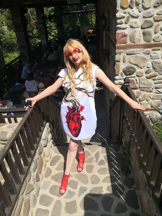 Weißes Kleid mit rotem Herz und Herbstbaum - Original Zeichnung Druck Heiliger Valentinstag, Personalisiertes Geschenk