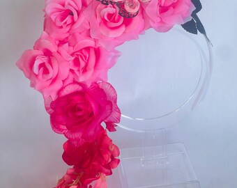 Fleurs roses en cascade (Papillon rose argenté, Roses roses, Fleurs de glycine roses, Demi-couronne)