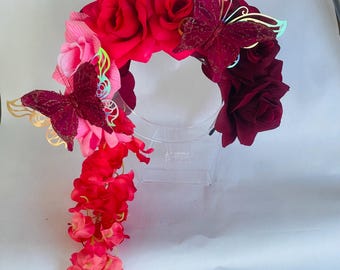 Fleurs en cascade de roses rouge bordeaux (roses papillon argentées bordeaux, roses rose vif à rose pâle, couronne de glycine rose)