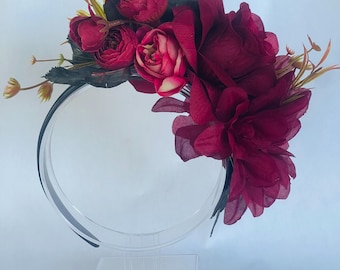 Couronne de roses latérales, style bohème, rose bordeaux, bandeau, fiesta, mariage mexicain, mariée, Jour des Morts, couronne de fleurs, Cinco de Mayo, Frida Kahlo