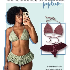 Puede incluir: Una mujer con un bikini de ganchillo verde claro y una falda peplum a juego. La imagen también muestra un primer plano de un conjunto de bikini de ganchillo burdeos. El texto de la imagen dice "crochet bikini peplum".