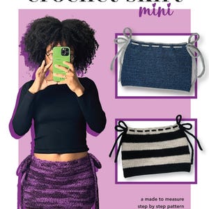 Puede incluir: La imagen muestra un patrón de minivestido de ganchillo. La imagen principal presenta una falda de ganchillo morada y negra con cierres de lazo. Se muestran dos ejemplos adicionales: una falda azul marino y una falda a rayas blancas y negras. El texto incluye "crochet skirt mini" y "a made to measure step by step pattern by Khala Corley."