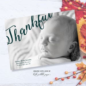 Anuncio de nacimiento de Acción de Gracias, Anuncio de bebé recién nacido, Tarjeta de foto de bebé de otoño, Tarjeta digital de enamorarse, Tarjeta de foto familiar de vacaciones