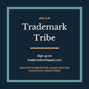 Pu&ograve; includere: Un quadrato blu turchese con un bordo bianco e il testo "JOIN OUR Trademark Tribe" in bianco. Sotto il testo c'&egrave; una sottile linea dorata e il testo "Sign up on trademarkantiques.com". Sotto di esso c'&egrave; il testo "EXCLUSIVE DISCOUNTS | SALES UPDATES GIVEAWAYS | SNEAK PEEKS" in bianco.