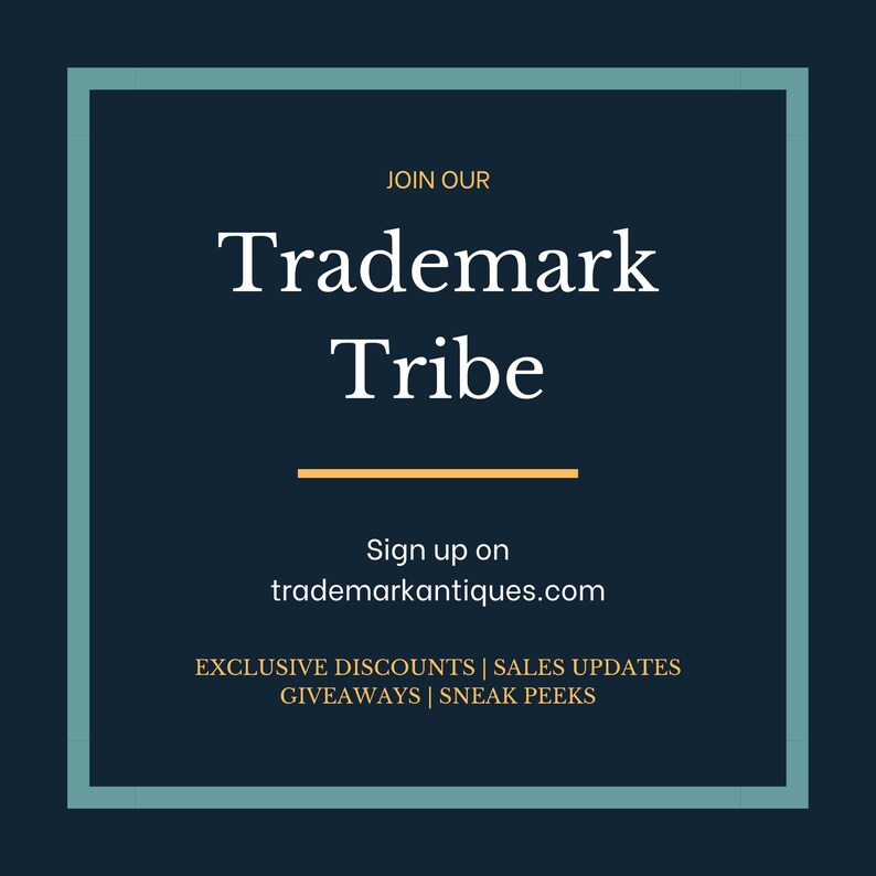 Pu&ograve; includere: Un quadrato blu turchese con un bordo bianco e il testo "JOIN OUR Trademark Tribe" in bianco. Sotto il testo c'&egrave; una sottile linea dorata e il testo "Sign up on trademarkantiques.com". Sotto di esso c'&egrave; il testo "EXCLUSIVE DISCOUNTS | SALES UPDATES GIVEAWAYS | SNEAK PEEKS" in bianco.