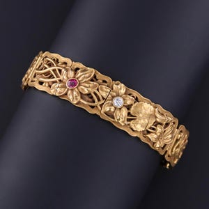 Pulsera floral antigua de rubíes y diamantes de Riker Brothers