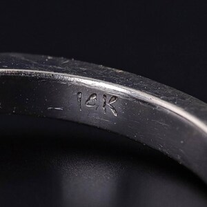 Puede incluir: Primer plano del interior de un anillo de plata con la inscripci&oacute;n "14K" en la banda.