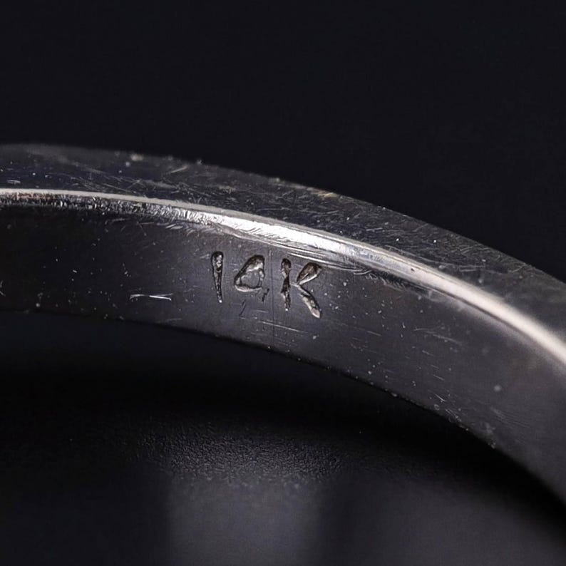 Puede incluir: Primer plano del interior de un anillo de plata con la inscripci&oacute;n "14K" en la banda.