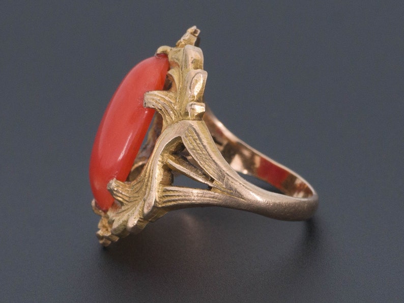 Art Nouveau Oval Coral Ring of 10k Gold image 3