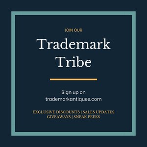 Puede incluir: Un cuadrado azul turquesa con un borde blanco y el texto "JOIN OUR Trademark Tribe" en blanco. Debajo del texto hay una l&iacute;nea fina dorada y el texto "Sign up on trademarkantiques.com". Debajo de eso est&aacute; el texto "EXCLUSIVE DISCOUNTS | SALES UPDATES GIVEAWAYS | SNEAK PEEKS" en blanco.