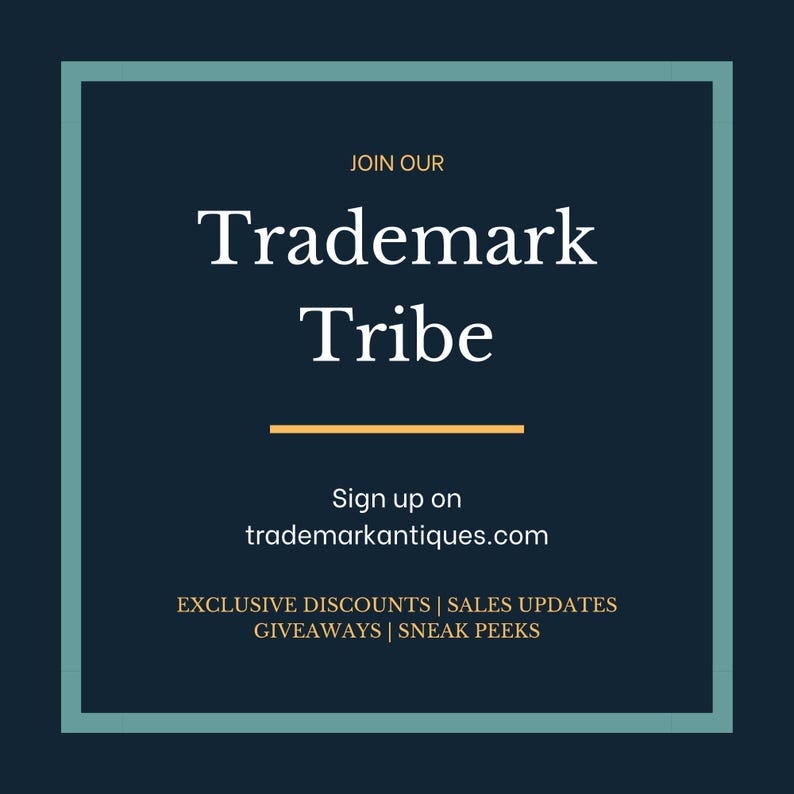 Puede incluir: Un cuadrado azul turquesa con un borde blanco y el texto "JOIN OUR Trademark Tribe" en blanco. Debajo del texto hay una l&iacute;nea fina dorada y el texto "Sign up on trademarkantiques.com". Debajo de eso est&aacute; el texto "EXCLUSIVE DISCOUNTS | SALES UPDATES GIVEAWAYS | SNEAK PEEKS" en blanco.