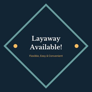 Pu&ograve; includere: Una grafica a forma di diamante blu-verde con angoli arrotondati su uno sfondo blu scuro. La grafica ha due piccoli cerchi gialli sui lati e testo bianco che dice "Layaway Available!" e "Flexible, Easy & Convenient".