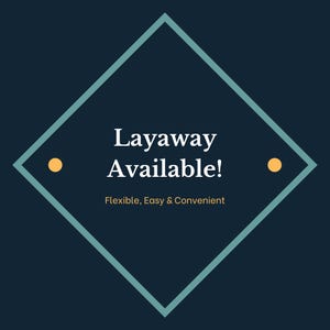 Puede incluir: Un gr&aacute;fico en forma de diamante azul verdoso con esquinas redondeadas sobre un fondo azul oscuro. El gr&aacute;fico tiene dos peque&ntilde;os c&iacute;rculos amarillos a los lados y texto blanco que dice "Layaway Available!" y "Flexible, Easy & Convenient".