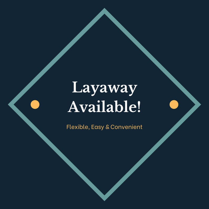 Puede incluir: Un gr&aacute;fico en forma de diamante azul verdoso con esquinas redondeadas sobre un fondo azul oscuro. El gr&aacute;fico tiene dos peque&ntilde;os c&iacute;rculos amarillos a los lados y texto blanco que dice "Layaway Available!" y "Flexible, Easy & Convenient".