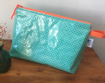 Grande trousse de toilette en coton enduit à motifs géométriques de couleurs vert, bleu et orange fluo avec poches à l’intérieur