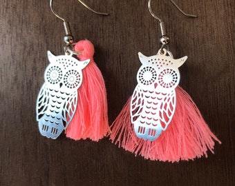 Owl print earrings in silver metal and neon pink pompom