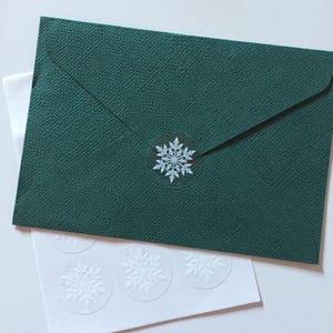 冬の雪の結晶ステッカー、クリスマスの丸いラベル、冬のステッカー、ギフトラッピングシール、封筒シールステッカー、ハッピーポストアンドメール