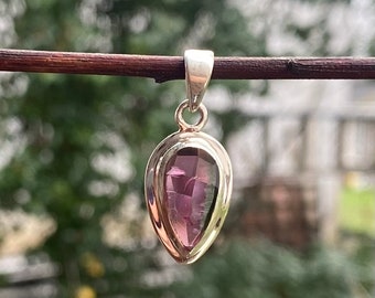 Precioso colgante de turmalina rosa engastado en plata de ley