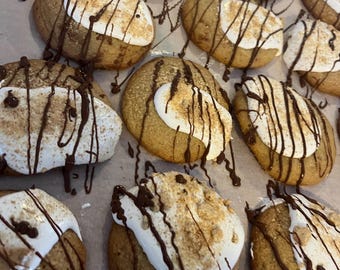Galletas Smore con chispas de chocolate horneadas frescas a pedido