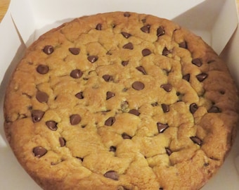 Pastel de cumpleaños con galletas con chispas de chocolate, recién horneado, envíos a todo el país.