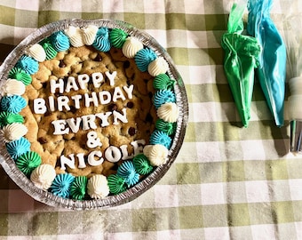 Pastel de cumpleaños con galletas con chispas de chocolate, recién horneado, envíos a todo el país.