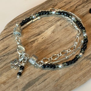 Pulsera Boho, negro, gris, regalo de plata, pulsera Boho con cuentas con cadena, envoltura de cuentas de semillas facetadas con encanto, tubo de plata, pulsera de encanto