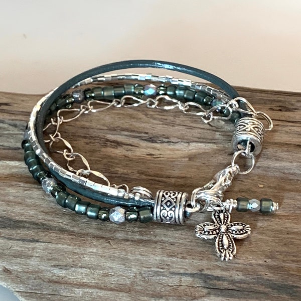 Bracelet de perles en cuir, bracelet bohème argenté et gris, cadeau, bracelet bohème de perles avec chaîne, enveloppement de perles de rocaille avec breloque,
