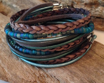 Pulsera bohemia de cuero y cuentas, triple vuelta, gris, azul, turquesa y marrón, con dije tibetano, personalizada.