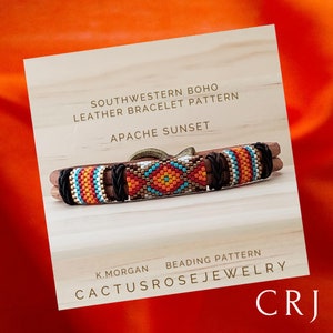 Puede incluir: Un patrón de brazalete de cuero boho del suroeste llamado "Apache Sunset" de Cactus Rose Jewelry. El patrón presenta un diseño de cuentas con cuentas naranja, rojo, blanco y azul.