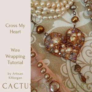 Könnte beinhalten: Ein herzförmiger, drahtgewickelter Anhänger mit Perlen, Kristallen und Perlen. Der Anhänger hängt an einer Kette und ist von anderem Schmuck umgeben. Der Text "Cross My Heart Wire Wrapping Tutorial by Artisan KMorgan CACTUSROSE JEWELRY" ist im Bild sichtbar.