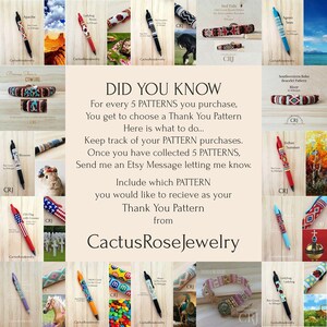 Puede incluir: Un collage de im&aacute;genes que presentan varios patrones de bol&iacute;grafos y pulseras de cuentas. El texto "DID YOU KNOW" se muestra en el centro del collage. El texto explica que por cada 5 patrones comprados, el comprador puede elegir un "patr&oacute;n de agradecimiento" gratuito. El texto tambi&eacute;n instruye a los compradores a llevar un registro de sus compras de patrones y a enviar un mensaje de Etsy cuando hayan recopilado 5 patrones. El texto incluye la frase "CactusRoseJewelry".