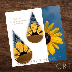 Puede incluir: Un par de pendientes de cuentas con un diseño de girasol. Los pendientes están hechos con cuentas azules y amarillas y tienen un acento de metal marrón. Los pendientes se muestran en una tarjeta blanca con el texto "Sunflower 2 Drop Peyote Pattern by KMorgan" y el texto "Cactusrosejewelry CRJ".