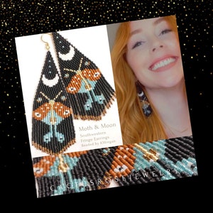 Peut inclure: Boucles d'oreilles à franges en perles noires et turquoise avec un motif de papillon de nuit et de lune. Les boucles d'oreilles sont faites à la main et présentent un accent doré. "Moth & Moon Southwestern Fringe Earrings Beaded by K.Morgan" est écrit sur une étiquette blanche sous les boucles d'oreilles. "Cactus Rose Jewelry" est écrit en lettres dorées sur un fond noir sous l'étiquette.