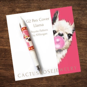 Op de afbeelding: Een roze en gele kralen penhoes met een lama-ontwerp. De penhoes is gelabeld "G2 Pen Cover Llama Peyote Pattern by KMorgan Cactus Rose Jewelry".