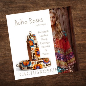 Puede incluir: Primer plano de un par de pendientes de aro de cuentas de colores con respaldo de cuero. Los pendientes están etiquetados como "Boho Roses by K.Morgan" y "Forest Hill Leather Hoop Earrings Tutorial & Pattern". La imagen también incluye a una mujer con una blusa colorida y estampada.