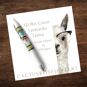 Könnte beinhalten: Ein weißer Stift mit einer Perlenhülle, die ein Lama mit Brille zeigt. Die Perlen sind in den Farben Blau, Grün und Weiß gehalten. Der Text auf der Karte lautet "G2 Pen Cover Leonardo Llama Peyote Pattern by KMorgan Cactusrosejewelry".