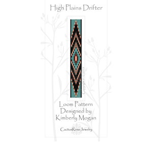 Puede incluir: Un patrón de tejido de cuentas para un brazalete llamado "High Plains Drifter" diseñado por Kimberly Mogan. El patrón presenta un diseño geométrico con cuentas negras, blancas, azul verdoso y naranjas.